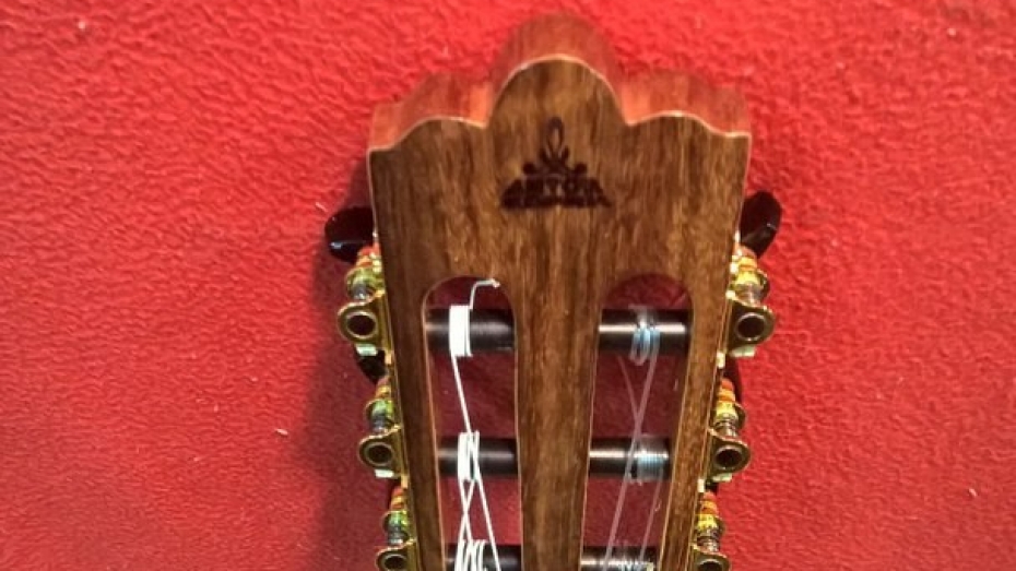 Хорин Антон - Классическая гитара с вырезом Cutaway модель Рамирес Классическая гитара
